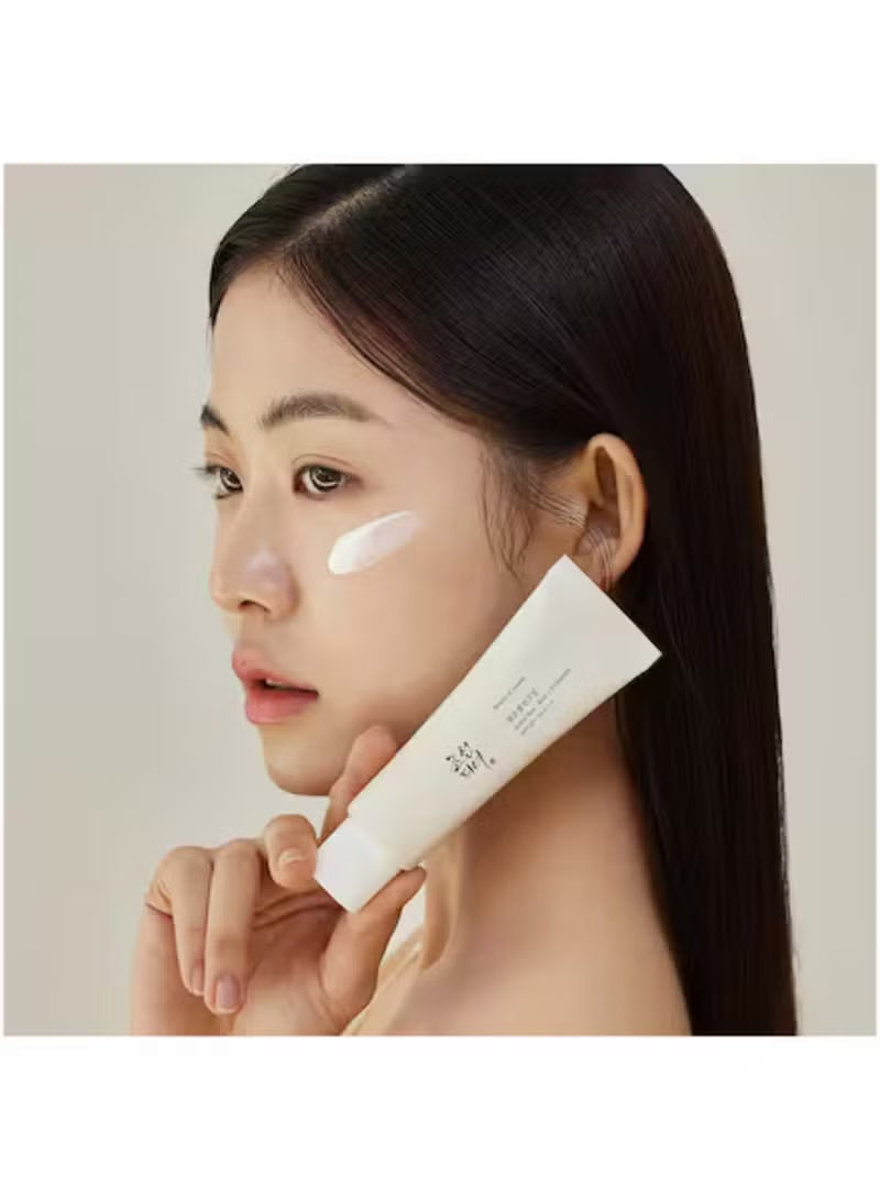 Broad spectrum SPF50+ sunscreen cream for daily UV protection.