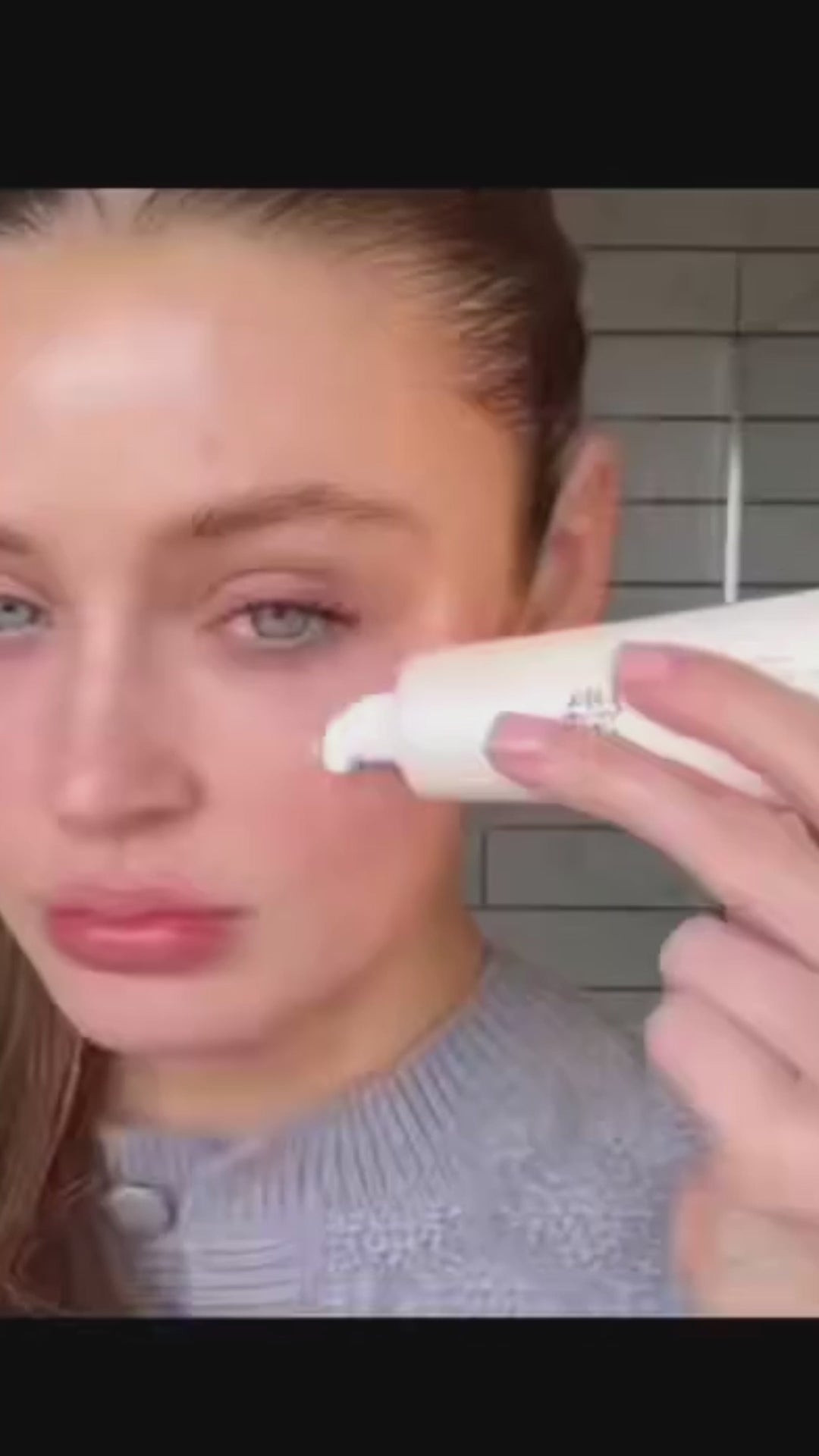 A person applying sunscreen to their face with a light touch.
شخص يضع الواقي الشمسي على وجهه بلمسة خفيفة.
