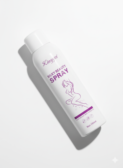 The Silky Beauty spray bottle next to a floral arrangement for a gentle feel.
 زجاجة بخاخ Silky Beauty بجانب تنسيق زهور لإضفاء شعور باللطف.