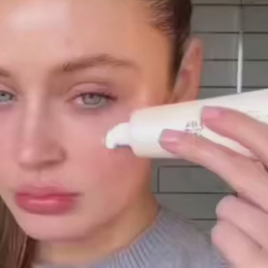 A person applying sunscreen to their face with a light touch.
شخص يضع الواقي الشمسي على وجهه بلمسة خفيفة.

